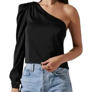 🌻NEW NWOT ASTR The Label Black One-Shoulder Satin Long Sleeve Top Size M